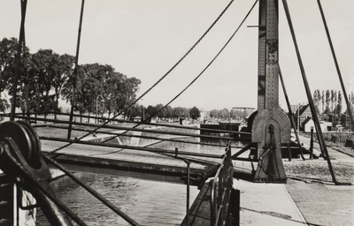 130361 Gezicht op Koninginnensluis te Vreeswijk, met op de voorgrond de Emmabrug.N.B. De gemeente Vreeswijk is per 1 ...